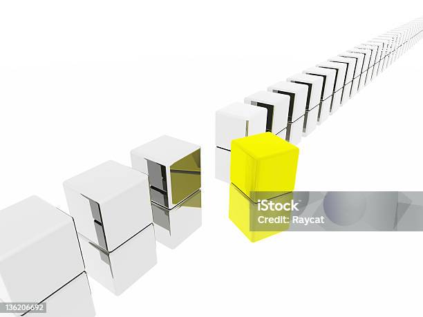 Giallo Cubo Distinguersi - Fotografie stock e altre immagini di Cubo - Cubo, Specchio, A forma di blocco