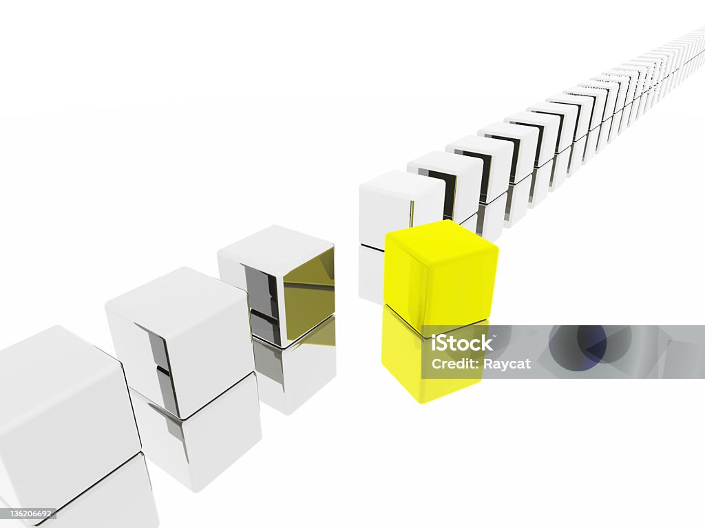Желтый куб выделяться - Стоковые фото Зеркало роялти-фри