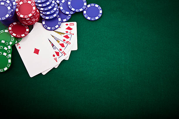 ロイヤルフラッシュ&賭け事チップ - poker gambling gambling chip cards ストックフォトと画像