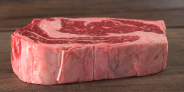 viande de steak de bœuf en lanières crues. viandes rouges saines. steaks de faux-filet. viande crue. steaks de bœuf - strip steak steak sirloin steak rib eye steak photos et images de collection
