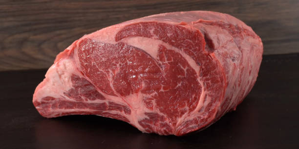 viande de steak de bœuf en lanières crue. viandes rouges saines. steaks de côtes levées. viande crue. steaks de bœuf - strip steak steak sirloin steak rib eye steak photos et images de collection
