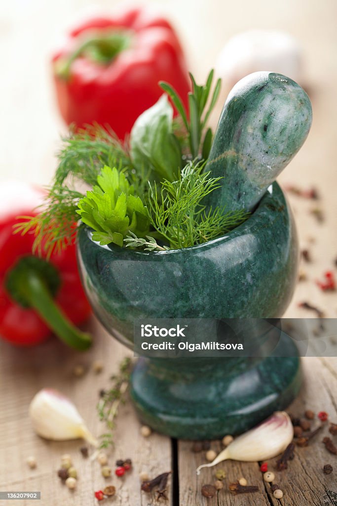 Pilon avec des herbes fraîches - Photo de Ail - Légume à bulbe libre de droits