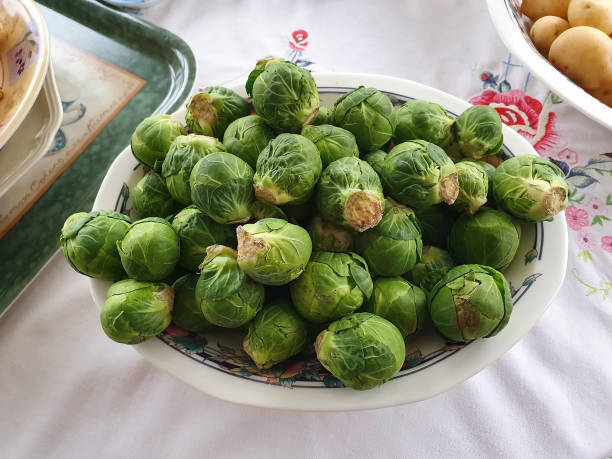 brüssel sprouts - brusselsprouts stock-fotos und bilder