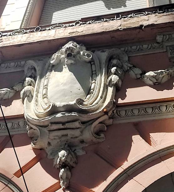 istock Ornamento casa antigua 1362092699