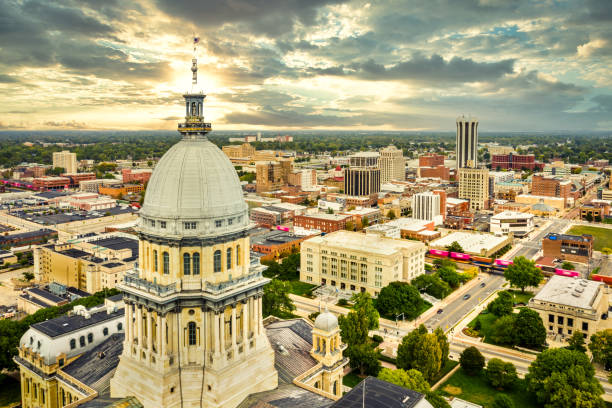 illinois state capitol und springfield skyline bei sonnenuntergang. - illinois state capitol building illinois state capitol springfield stock-fotos und bilder