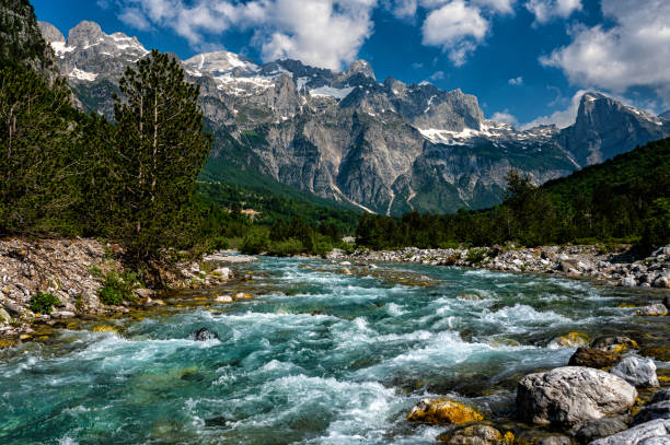 parque nacional theth. albania. uno de los destinos turísticos más bellos de europa. - balcanes fotografías e imágenes de stock