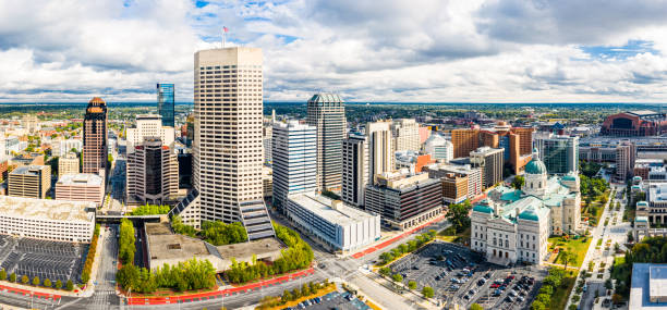 indiana statehouse i panorama indianapolis w słoneczne popołudnie. - indianapolis skyline cityscape indiana zdjęcia i obrazy z banku zdjęć