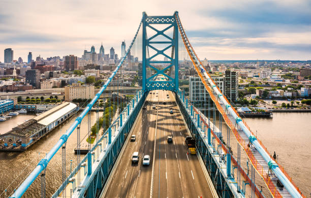 widok z lotu ptaka na most bena franklina i panoramę filadelfii - bridge connection contemporary suspension bridge zdjęcia i obrazy z banku zdjęć