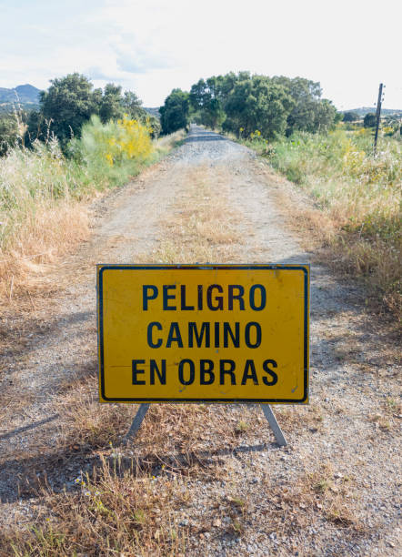 voie verte de la plata coupée par des œuvres casas del monte plasencia, affiche de danger - avenue sign photos et images de collection