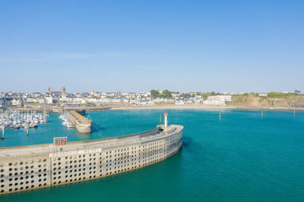 the dike of the city of granville in europe, in france, in normandy, in the english channel, in spring, on a sunny day. - cherbourg imagens e fotografias de stock