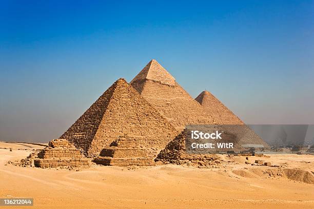 의 기자 피라미드에서 대한 Blue Sky 카이로 이집트 기자의 피라미드에 대한 스톡 사진 및 기타 이미지 - 기자의 피라미드, 이집트, 피라미드-건축물