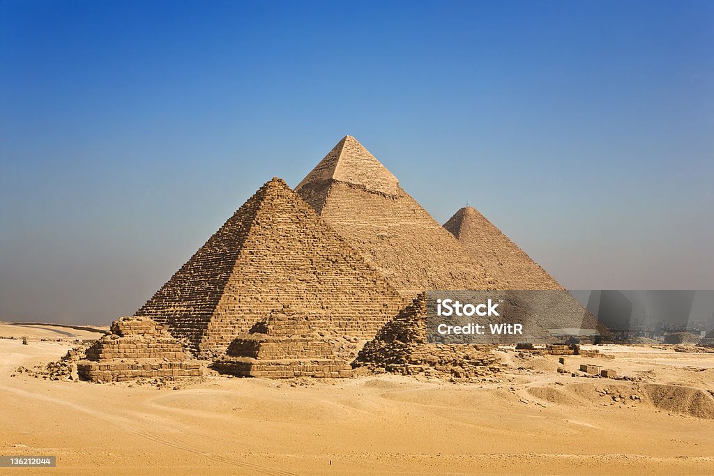 Pirâmides de Gizé contra o céu azul, na cidade do Cairo, Egito - Royalty-free Pirâmides de Gizé Foto de stock