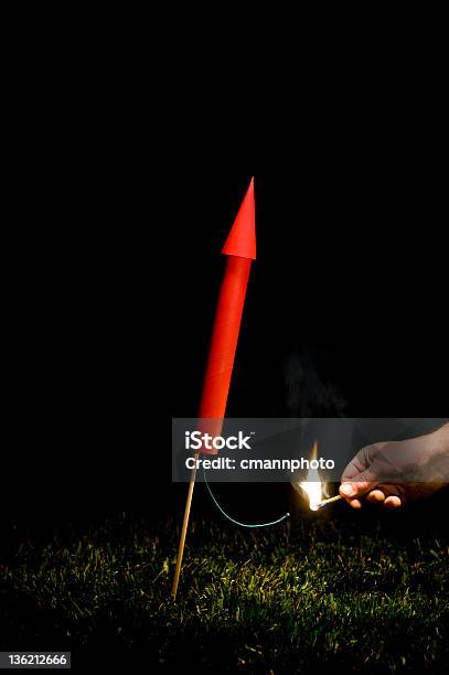 Hand Beleuchtung Rot Horizontalfeuerwerk Fuse Stockfoto und mehr Bilder von Knallkörper - Knallkörper, Feuerwerk, Anzünden