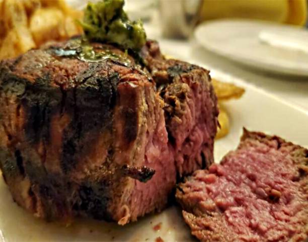 piękny kawałek fileta mielonego centralnie mignon - zdjęcie stockowe - steak filet mignon elegance restaurant zdjęcia i obrazy z banku zdjęć