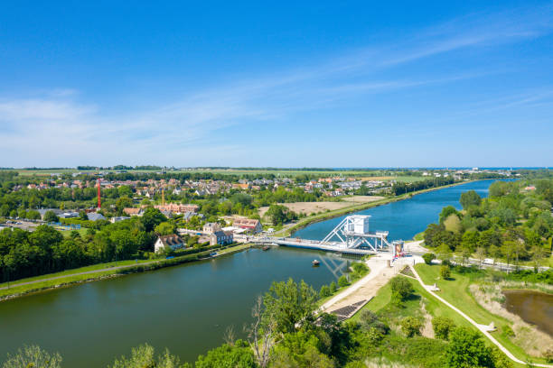 most pegaza nazywa również most pegase w europie, we francji, w normandii, w kierunku caen, w ranville, latem, w słoneczny dzień. - omaha beach zdjęcia i obrazy z banku zdjęć