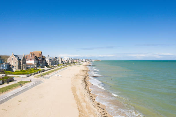 długa plaża władcy lądowania drobnego piasku plaży sword w lion-sur-mer w europie, we francji, w normandii, w kierunku ouistreham, latem, w słoneczny dzień. - omaha beach zdjęcia i obrazy z banku zdjęć