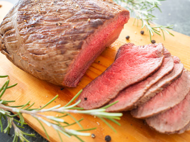 roast beef auf einem holz-board - roast beef stock-fotos und bilder
