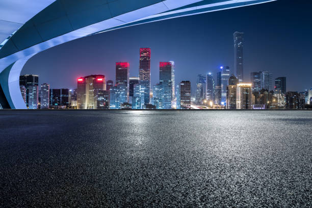 horizonte panorámico y modernos edificios comerciales con carretera vacía - calle urbana fotografías e imágenes de stock