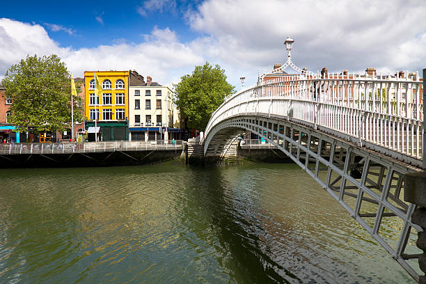 ha'penny bridge - dublin ireland bridge hapenny penny photos et images de collection