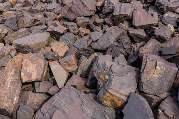 fondo de piedras cerca de la cantera de mineral de hierro - stone rock pebble mineral fotografías e imágenes de stock