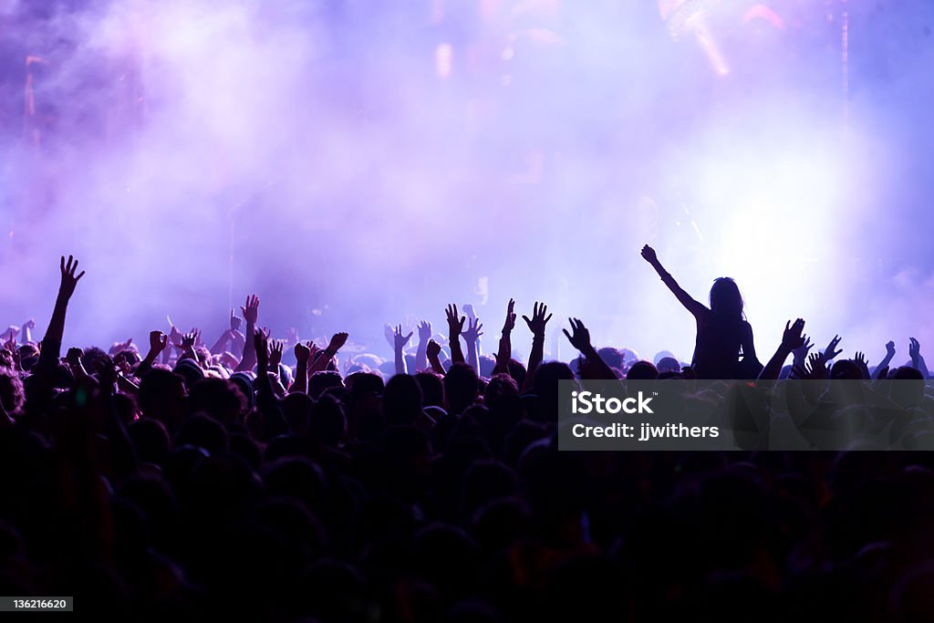 Volta à luz de Multidão de mãos no concerto - Foto de stock de Festival de Música royalty-free