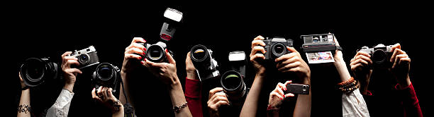heben hände holding photocameras - paparazzo stock-fotos und bilder