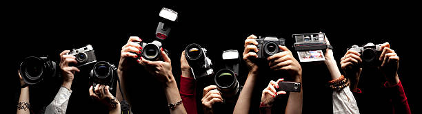 Alzate le mani holding photocameras - foto stock