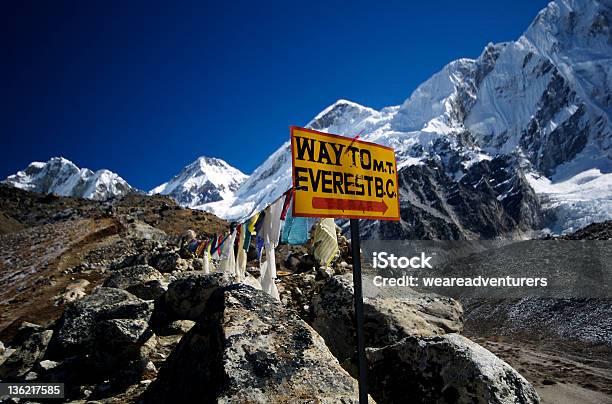 Foto de Forma De Everest e mais fotos de stock de Aproximar - Aproximar, Cachoeira Congelada, Cordilheira