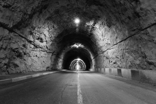 внутренний тоннель в горах без движения - night tunnel indoors highway стоковые фото и изображения