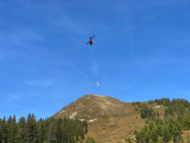 loassattel pillberg loas hochfügen in the zillertal in the schwaz district by mountain bike - helicopter in flight with load on the hook - cycling european alps mountain bike zillertal imagens e fotografias de stock