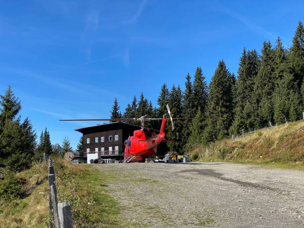 loassattel pillberg loas hochfügen in the zillertal in the schwaz district with the mountain bike helicopter on the ground before departure - cycling european alps mountain bike zillertal imagens e fotografias de stock