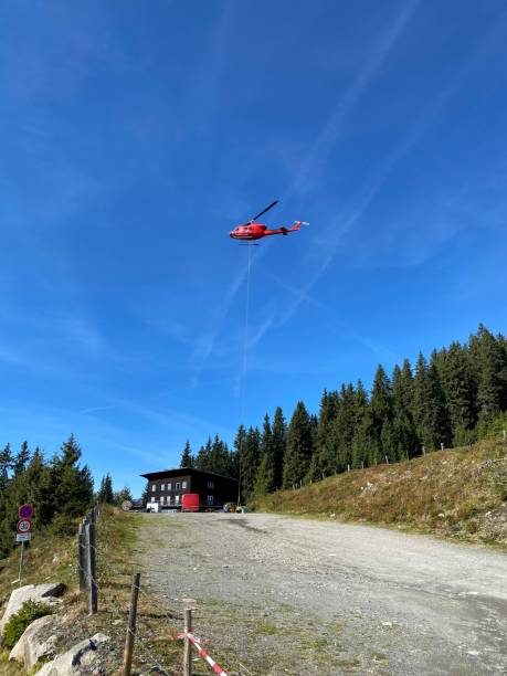 loassattel pillberg loas hochfügen in the zillertal in the schwaz district by mountain bike - helicopter in flight - cycling european alps mountain bike zillertal imagens e fotografias de stock