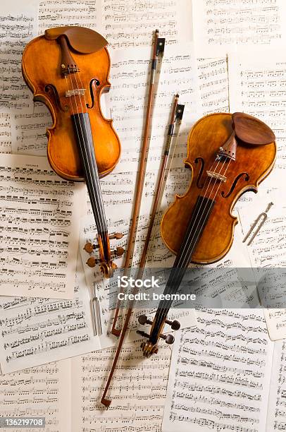 Violine Duo Stockfoto und mehr Bilder von Geige - Geige, Stimmgabel, Symmetrie