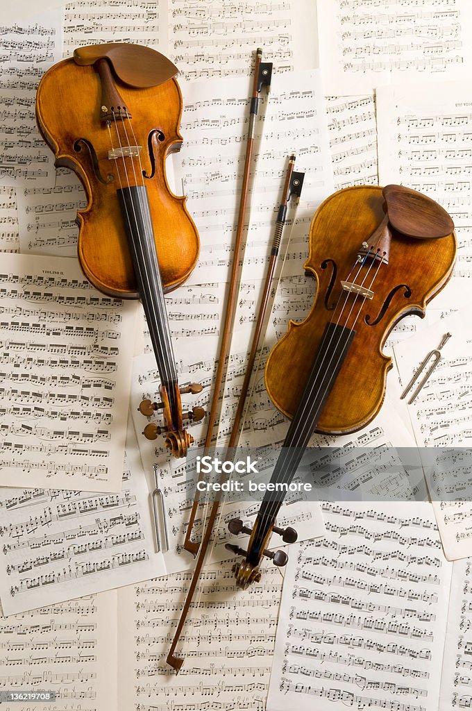 Violín Duo - Foto de stock de Diapasón - Equipo musical libre de derechos