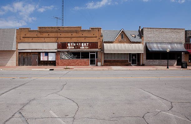 main street von chickasha, oklahoma - flag of oklahoma stock-fotos und bilder