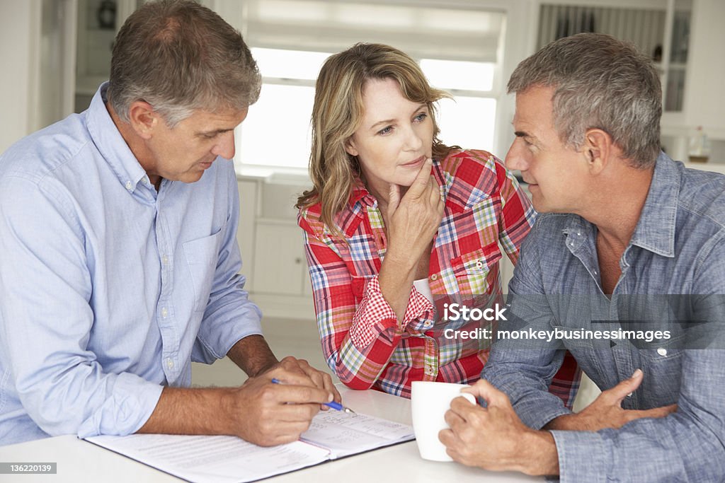 Mittleren Alter Paar mit financial advisor wie zu Hause fühlen. - Lizenzfrei Vermögensberatung Stock-Foto