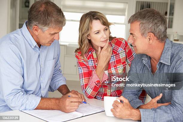 Mittleren Alter Paar Mit Financial Advisor Wie Zu Hause Fühlen Stockfoto und mehr Bilder von Vermögensberatung