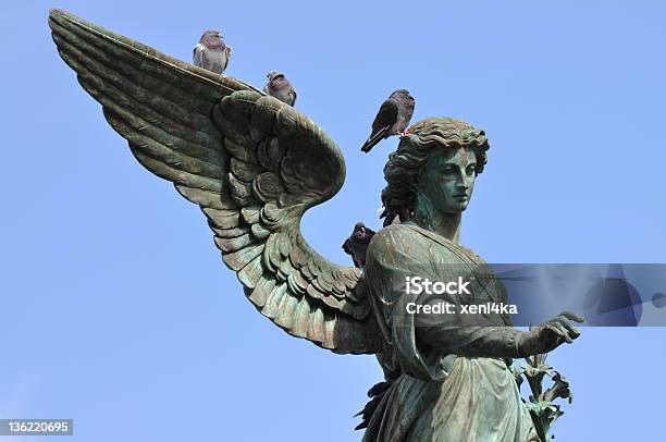 Photo libre de droit de Ailes De Poulet banque d'images et plus d'images libres de droit de New York City - New York City, Statue, Aile d'animal