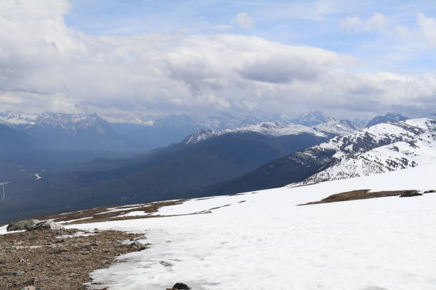 Amazing landscape in Canada. hermoso paisaje nevado en jasper, alberta. maravilloso viaje por carretera a través del parque nacional banff y jasper en columbia británica, canadá. un día increíble en vancouver. qué hermosa naturaleza en canadá con tantos animales y montañas.