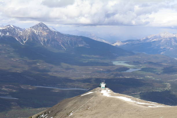 Amazing landscape in Canada. hermoso paisaje nevado en jasper, alberta. maravilloso viaje por carretera a través del parque nacional banff y jasper en columbia británica, canadá. un día increíble en vancouver. qué hermosa naturaleza en canadá con tantos animales y montañas.