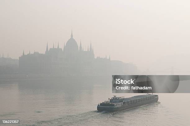 Budapeste Parlamento Na Neblina Com Um Navio - Fotografias de stock e mais imagens de Budapeste - Budapeste, Alterações climáticas, Sujo