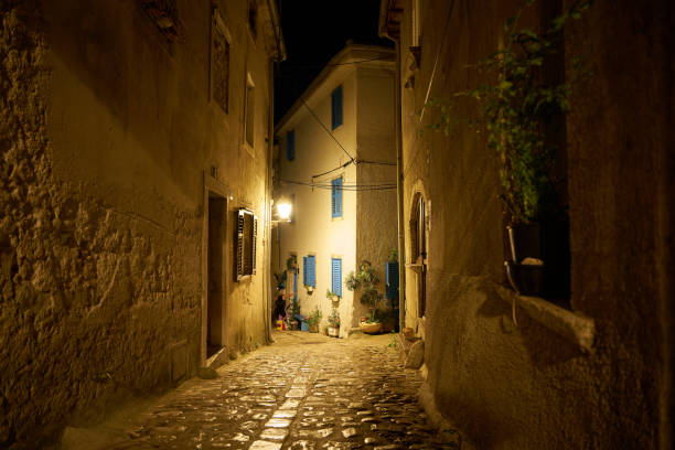 クロアチアの歴史的旧市街クルクの路地 - single lane road stone night street ストックフォトと画像