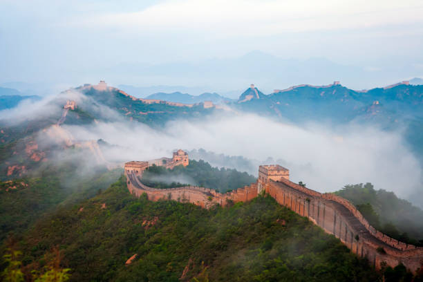 die große mauer und die schönen wolken am morgen - chinesische mauer stock-fotos und bilder