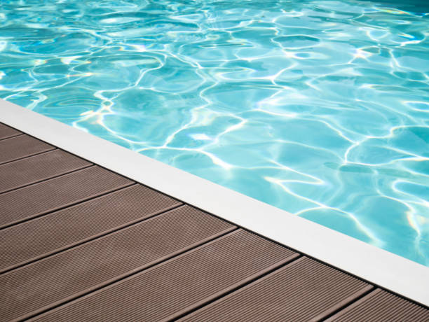 piscina de piso tropical moderna con agua limpia, pavimento de madera al borde de la piscina al aire libre - al lado de la piscina fotografías e imágenes de stock