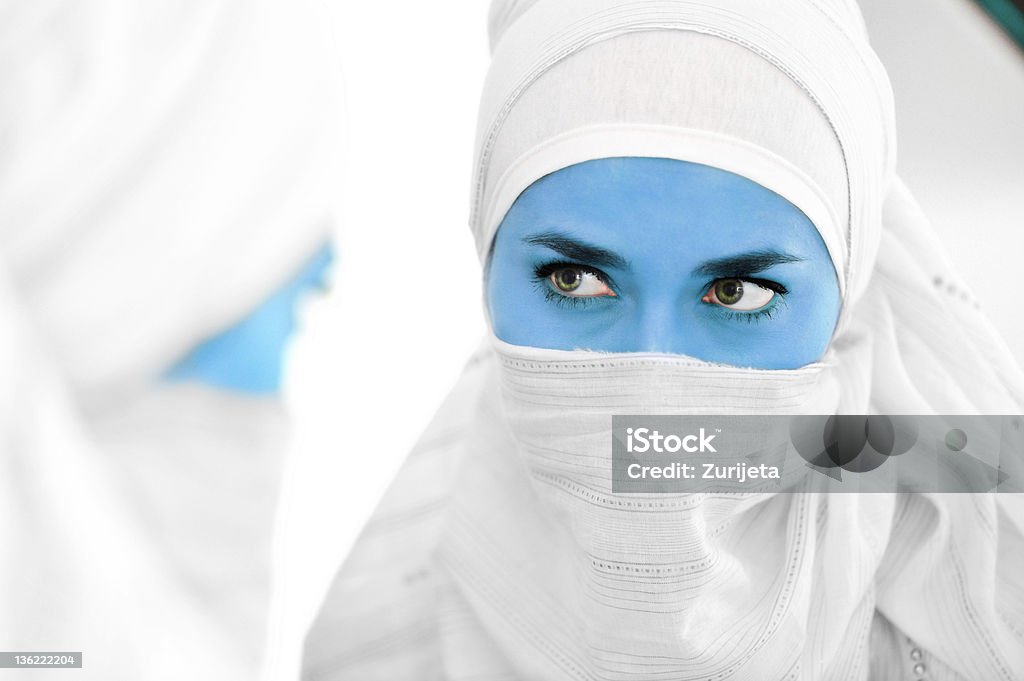 Donna musulmana con pelle blu come alien a specchio, concetto - Foto stock royalty-free di Donne