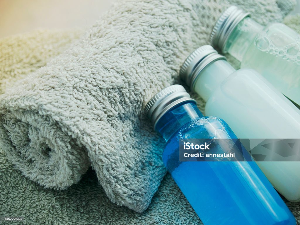 Seife, Shampoo, Haarspülung und Handtuch - Lizenzfrei Hauptpflege Stock-Foto