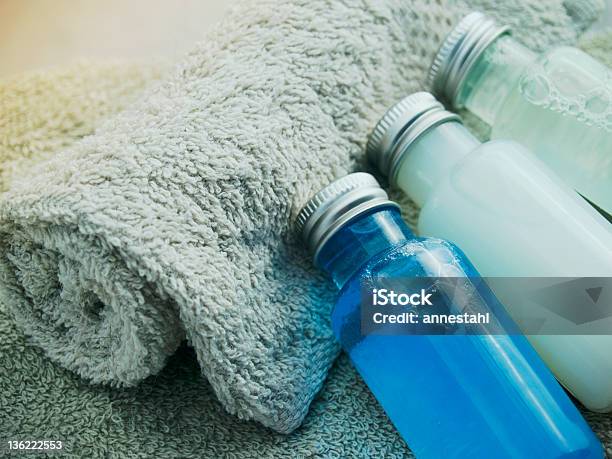Seife Shampoo Haarspülung Und Handtuch Stockfoto und mehr Bilder von Hauptpflege - Hauptpflege, Ware, Flasche