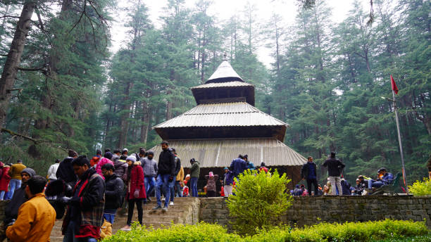 templo de hadimba devi em imagens de manali - altar residential structure spirituality house - fotografias e filmes do acervo