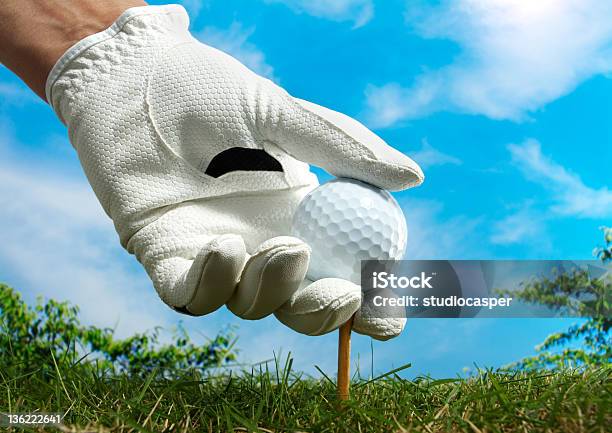 手袋で水しぶきをゴルフボールアゲインストブルースカイ - アウトドアのストックフォトや画像を多数ご用意 - アウトドア, インパクト, ゴルフ