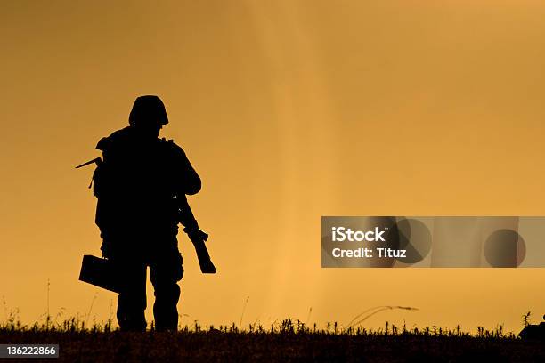 Pusta Soldier - zdjęcia stockowe i więcej obrazów Sylwetka - Sylwetka, Siły zbrojne, Wojsko